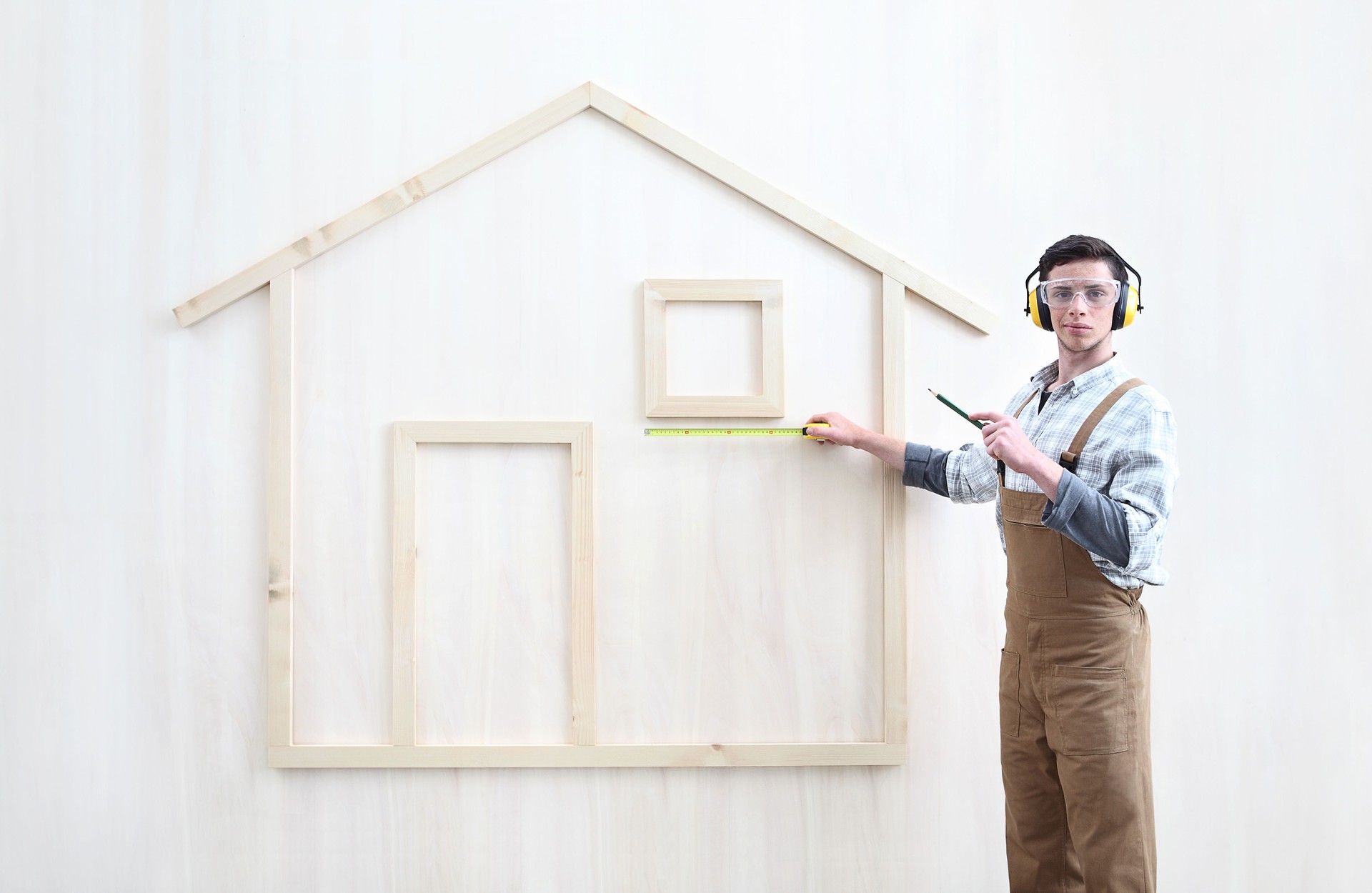 construcción de la casa concepto de renovación manitas trabajador carpintero hombre con medidor de medida y mostrar el modelo de una casa de madera, soluciones personalizadas