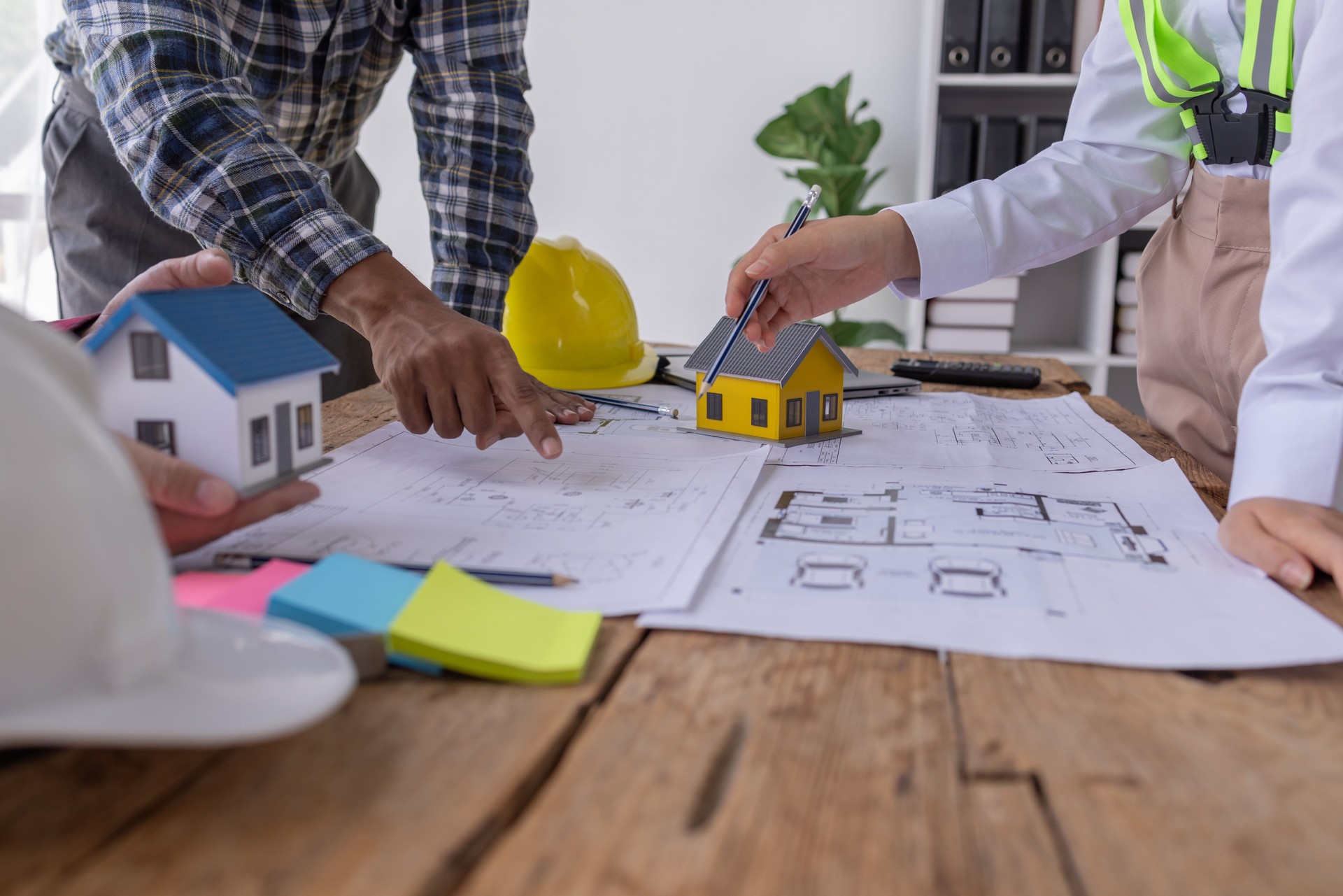 Los agentes inmobiliarios y los líderes del equipo de construcción trabajan juntos. Ver diseños de casas y renovar planos de casas. Proyectos de construcción. Hipotecar, alquilar, comprar, vender, comprar, vender casas Reunión de equipos de ingenieros